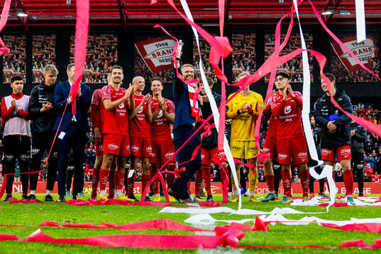 Sivert Heltne Nilsen and players of Brann celebrate with