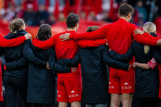 Players of Brann line up