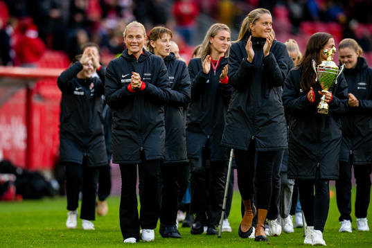 Guro Bergsvand and players of Brann women’s team at