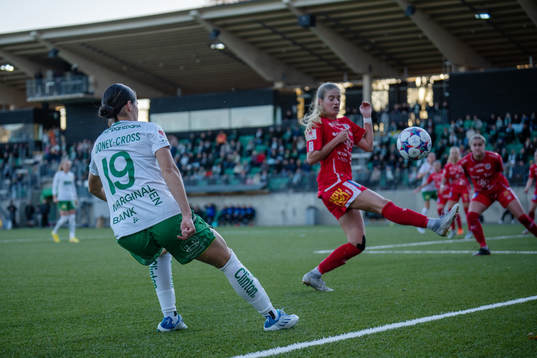 Hammarbys Kyra Cooney-Cross gör ett inlägg