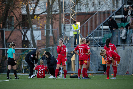 Örebros Berglind Ros Augustdottir blir liggande på marken