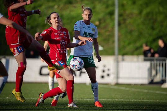 Örebros Berglind Ros Augustdottir och Hammarbys Jonna