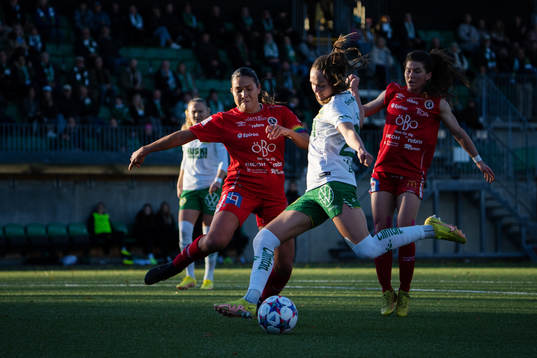 Hammarbys Elise Kellond-Knight i en närkamp med Örebros