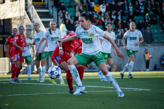 Hammarbys Simone Boye Sørensen i en närkamp med Örebros
