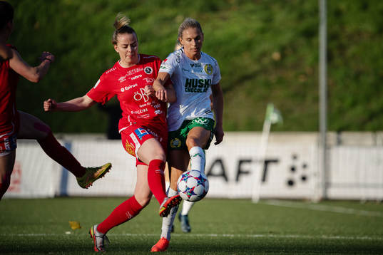 Örebros Berglind Ros Augustdottir och Hammarbys Jonna