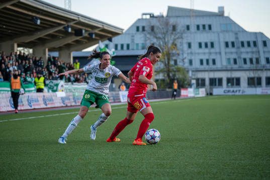 Hammarbys Simone Boye Sørensen i en närkamp med Örebros
