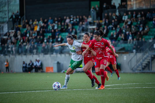 Hammarbys Simone Boye Sørensen i en närkamp med Örebros