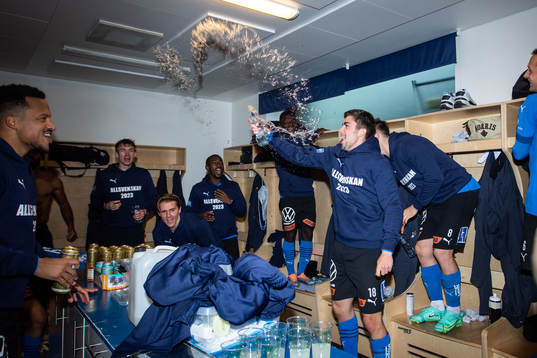 Halmstads Emil Tot Wikström jublar med lagkamrater