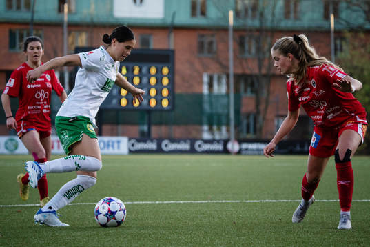 Hammarbys Kyra Cooney-Cross i en närkamp med Örebros