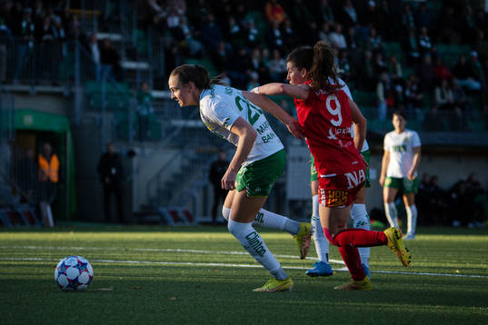 Hammarbys Elise Kellond-Knight i en närkamp med Örebros