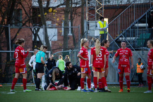 Örebros Berglind Ros Augustdottir blir liggande på marken
