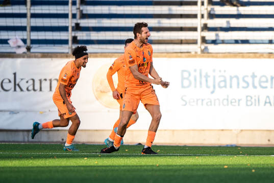AFC Eskilstunas Ashley Coffey jublar