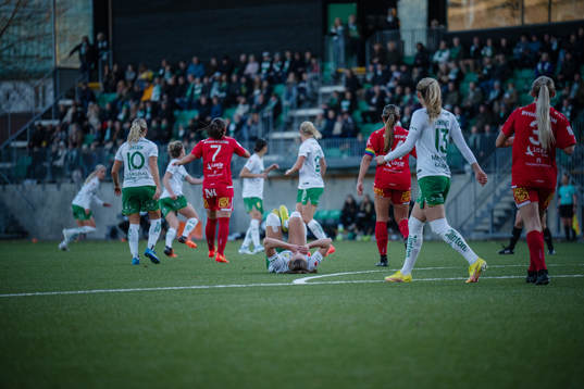 Hammarbys Vilde Hasund ligger kvar på marken
