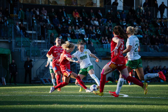 Hammarbys Vilde Hasund i en närkamp med Örebros Nathalie