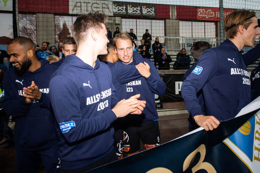 Halmstads Villiam Dahlström jublar med lagkamrat