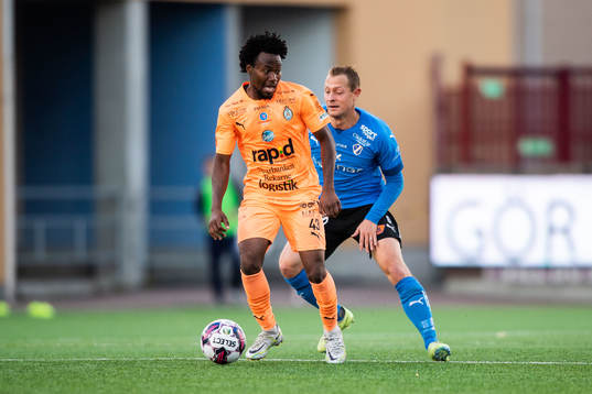 AFC Eskilstunas Abdul-Halik Hudu och Halmstads Joel