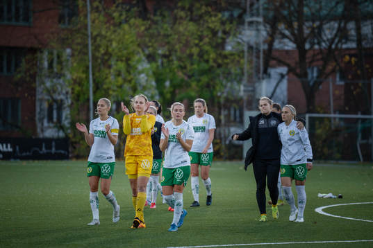 Hammarbys målvakt Anna Tamminen med lagkamrater tackar