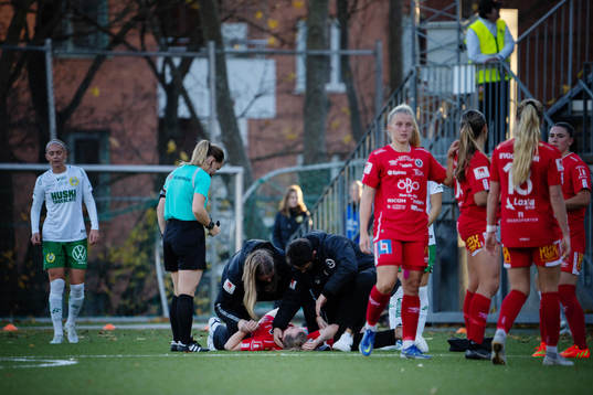 Örebros Berglind Ros Augustdottir blir liggande på marken