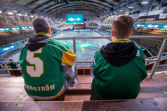 Supportrarna väntar innan ishockeymatchen i