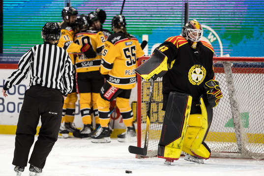 Brynäs målvakt Klara Peslarova deppar