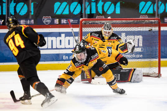2-1 bakom Luleås målvakt Frida Axell av Brynäs Anna