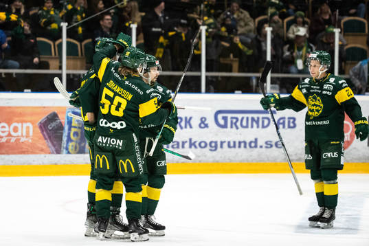 Björklövens Scott Pooley jublar