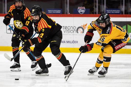 Brynäs Mina Waxin och Luleås Petra Nieminen