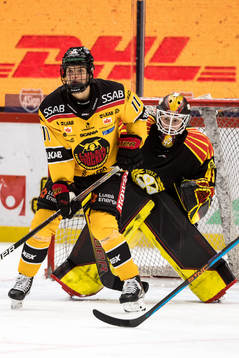 Luleås Josefine Persson och Brynäs målvakt Klara