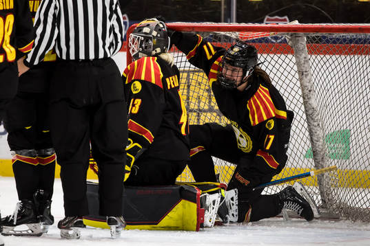 Brynäs målvakt Klara Peslarova och Brynäs Sofia Ljung