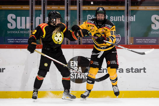 Brynäs Moa Wernblom och Luleås Ronja Savolainen