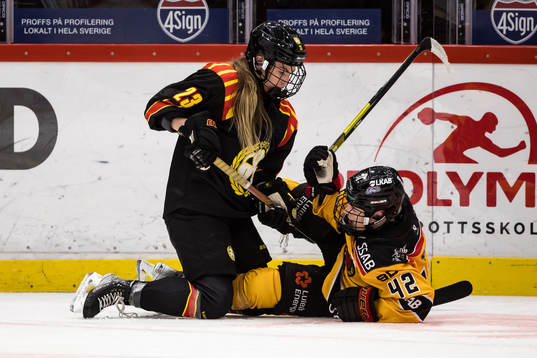 Brynäs Moa Wernblom och Luleås Viivi Vainikka