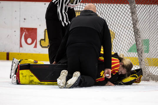 Brynäs målvakt Klara Peslarova skadas