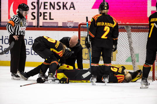 Brynäs målvakt Klara Peslarova skadas