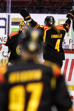 Brynäs målvakt Felicia Frank och Rosa Lindstedt jubel
