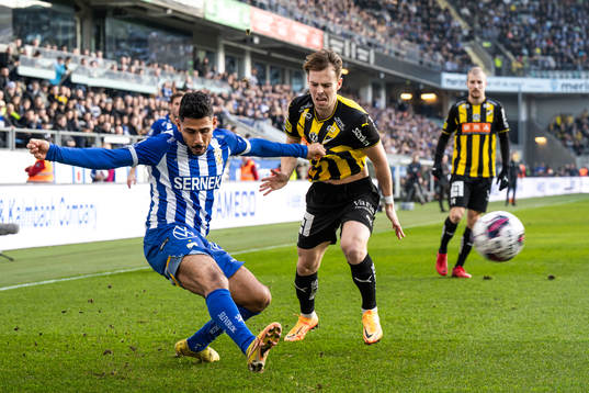 IFK Göteborgs Hosam Aiesh och Häckens Lars Olden Larsen