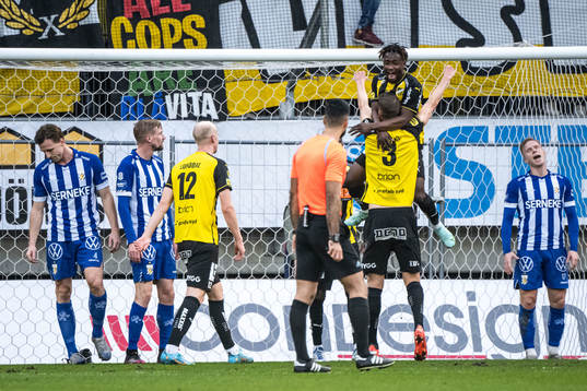 Häckens Johan Hammar jublar med lagkamrater