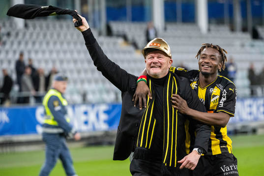 Häckens tränare Per-Mathias Høgmo jublar med Ibrahim