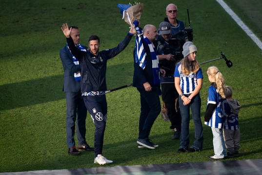 IFK Göteborgs Mattias Bjärsmyr tackas av