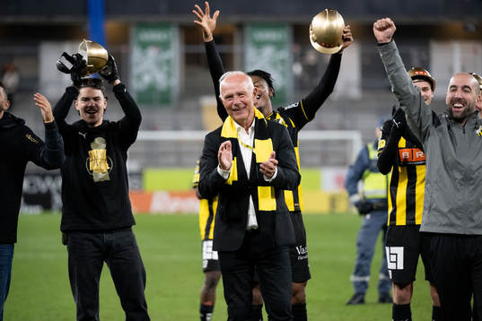 Häckens före detta klubbdirektör Dennis Andersson jublar