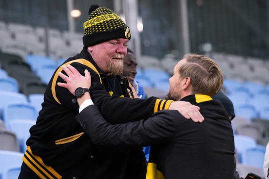 En häckensupporter kramar om klubbchef Marcus Jodin