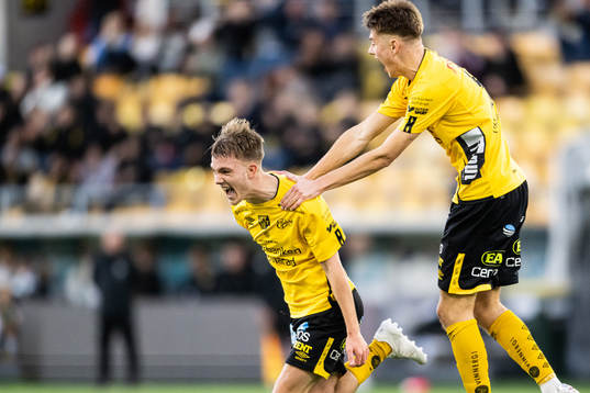 Elfsborgs Theo Eliasson jublar med Lukas Paulsén