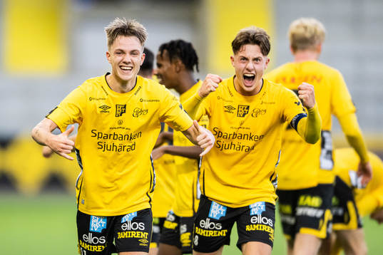 Elfsborgs Theo Eliasson (v) jublar med Malte Wester