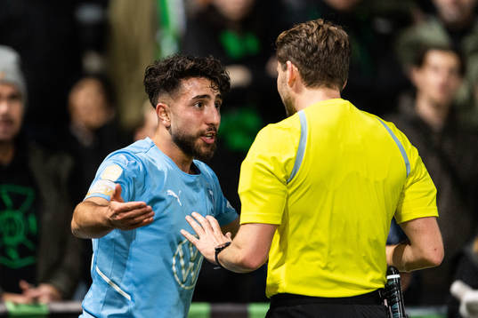 Malmö FFs Moustafa Zeidan diskuterar med domare Joakim