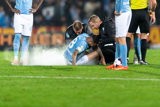 Malmö FFs Sergio Pena har ont och får vård
