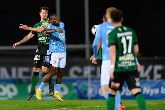 Varbergs Jon Birkfeldt och Malmö FFs Mohamed Buya Turay