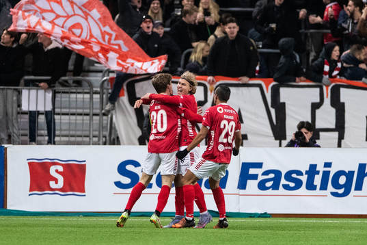 Kalmars Sebastian Nanasi jublar med lagkamrater