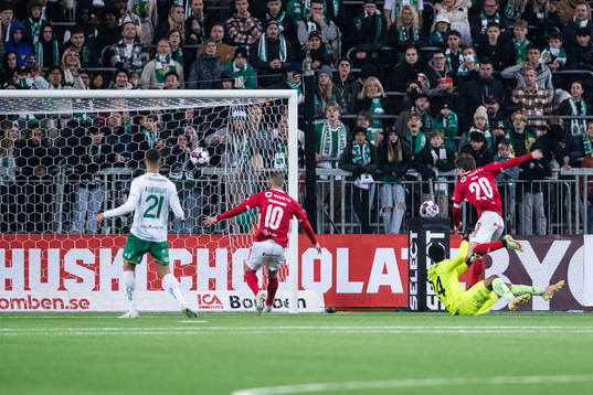 Kalmars Oliver Berg gör 3-2 bakom Hammarbys målvakt