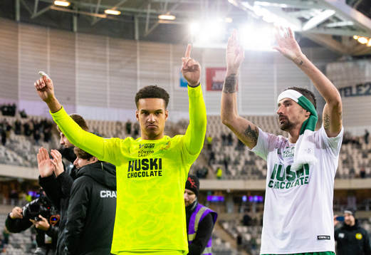 Hammarbys målvakt Oliver Dovin Jublar