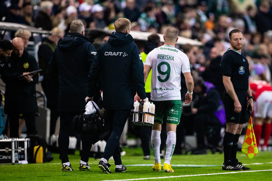 Hammarbys Veto Berisha lämnar planen med en skada
