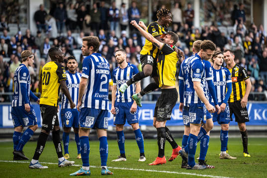 Häckens Johan Hammar jublar med lagkamrater